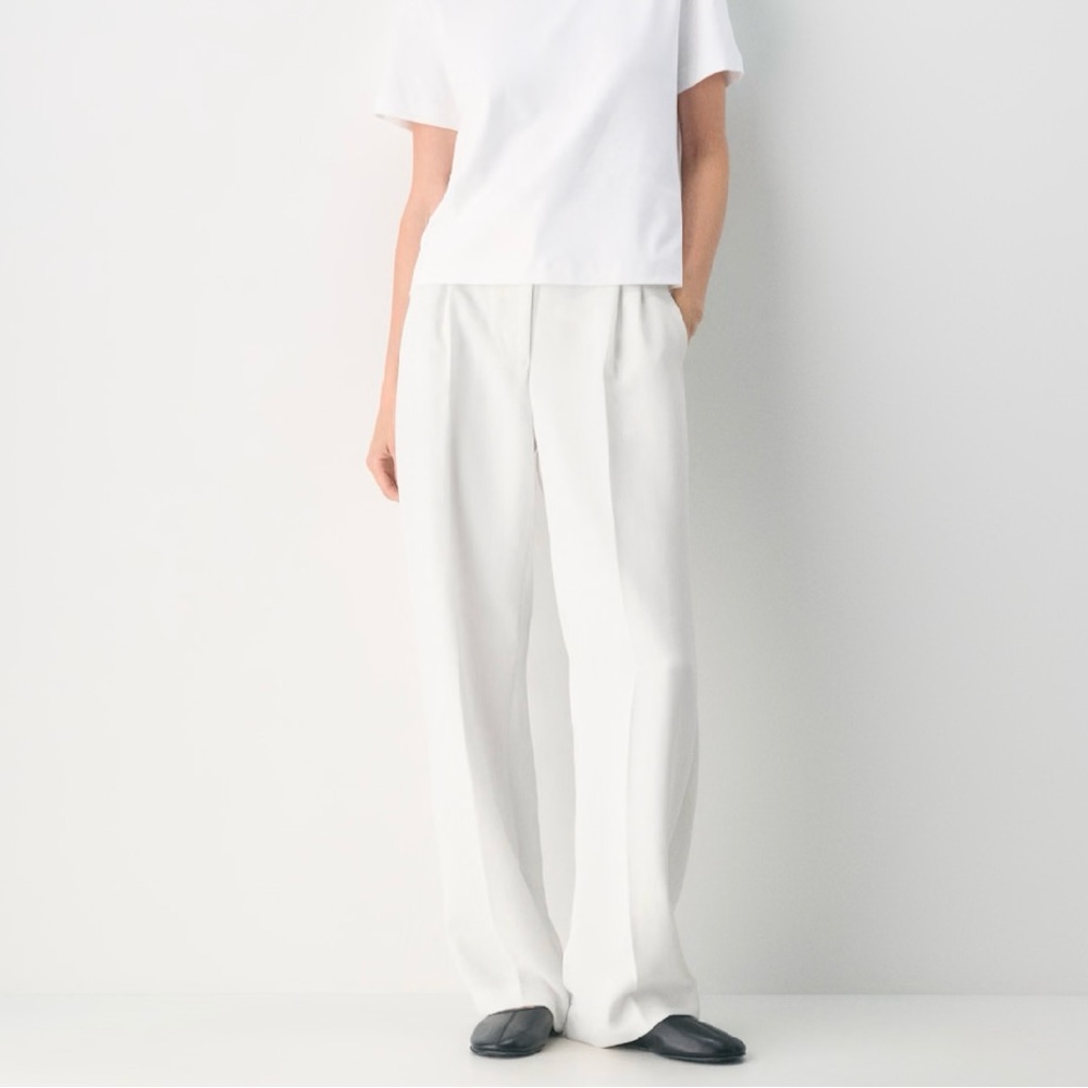 Aritzia Effortless Pant - Crepette - Light Birch (Size 4 Regular Length)